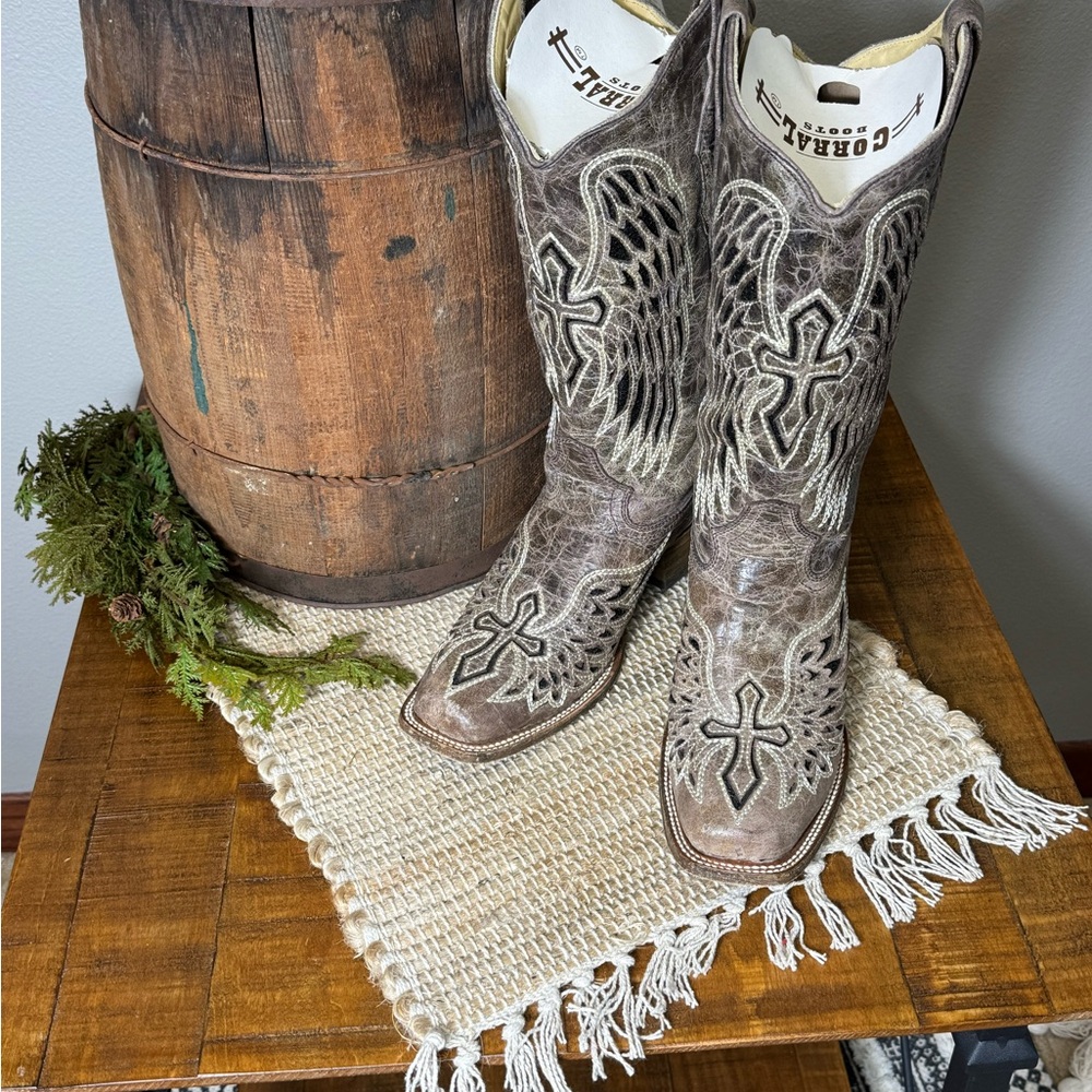 Women’s Corral Western Cowboy Boots with Black Inlay Wing and Cross Design - Picture 2 of 8